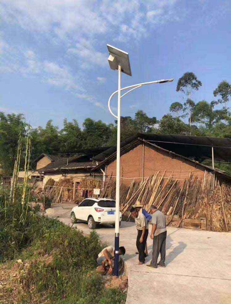 在路上隨處可見的太陽能路燈 在路上隨處可見的太陽能路燈